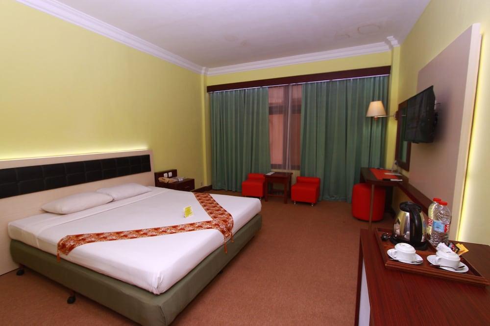Hotel Mutiara Чилачап Екстериор снимка