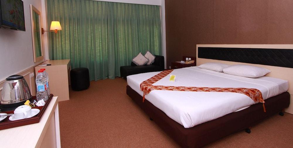Hotel Mutiara Чилачап Екстериор снимка